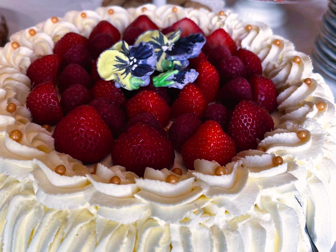 Mansikkatäytekakku Cafe Möljä Bakery