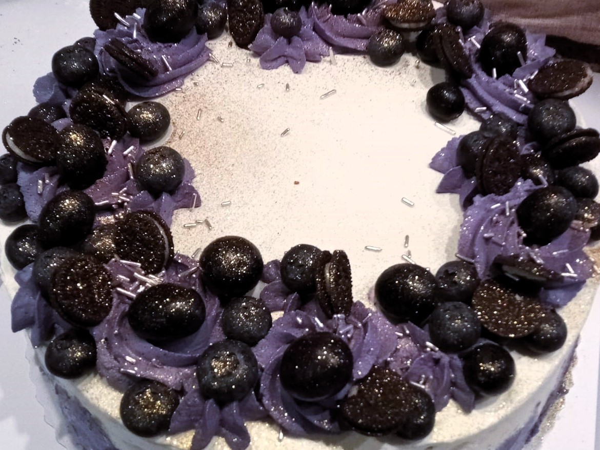 Mustikka-valkosuklaakakku